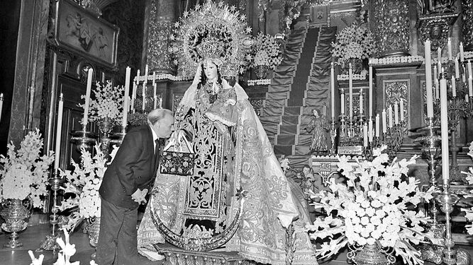 Carlos Otero, siempre al lado de la Santísima Virgen, besando su mano.