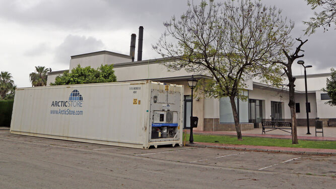 Imagen captada ayer del depósito frigorífico instalado en el perímetro del edificio del Tanatorio de Jerez.