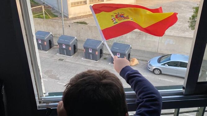 Un pequeño con una bandera española en La Granja.