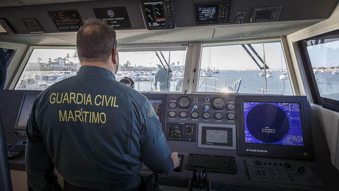 Un guardia civil en una de las embarcaciones que patrullan la costa de Cádiz.