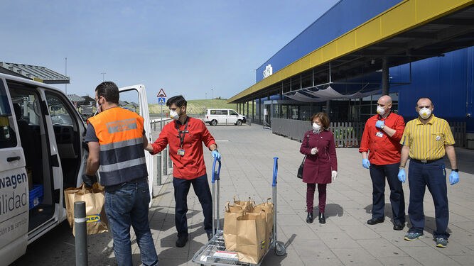 Carmen Collado y Daniel Molina, director de Ikea Jerez, observan una de las entregas.