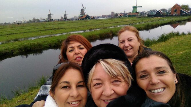 Mari Ángeles Espinosa, en primer término con gorro, rodeada de amigas durante un reciente viaje a Ámsterdam.