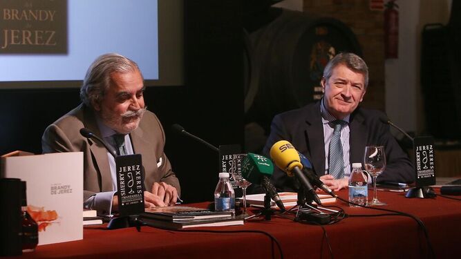 César Saldaña, a la derecha, director general del Consejo.