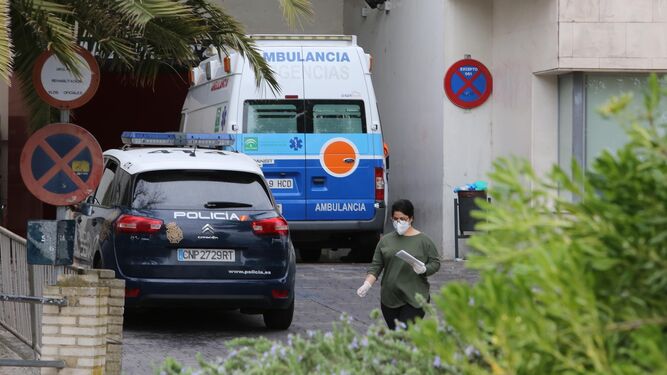 Una ambulancia y un coche de la Policía Nacional, este lunes, en el hospital de Jerez.