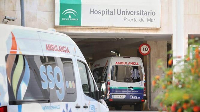 Ambulancias en la entrada del Hospital Puerta del Mar.