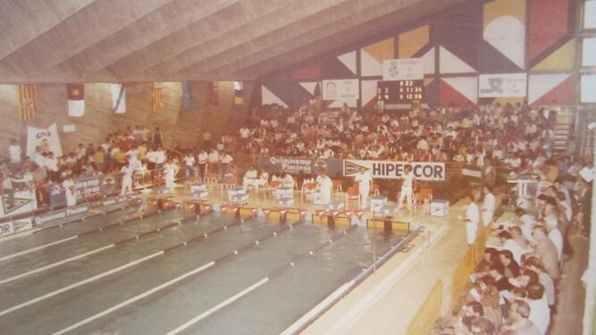 Piscina cubierta abarrotada de p&uacute;blico -m&aacute;s de 2.000 aficionados- en el Campeonato de Espa&ntilde;a de Invierno 1986.