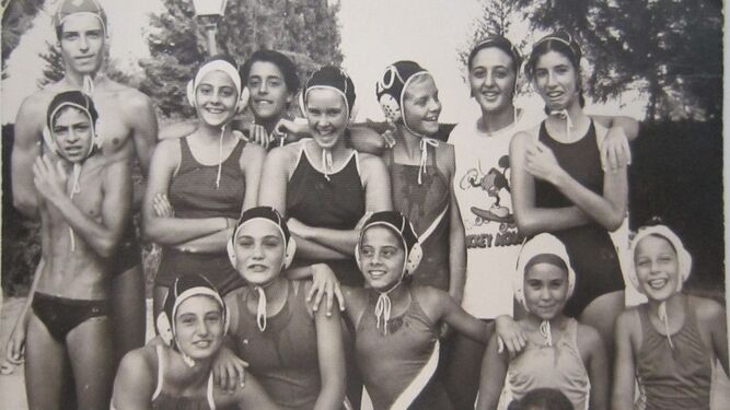 Equipo femenino de la d&eacute;cada de los 70 de la Liga Infantil del Club Nazaret.
