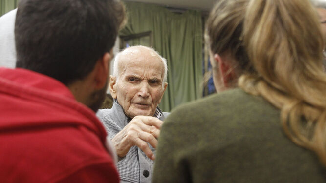 Un mayor conversa con dos miembros del programa 'Adopta un abuelo'.