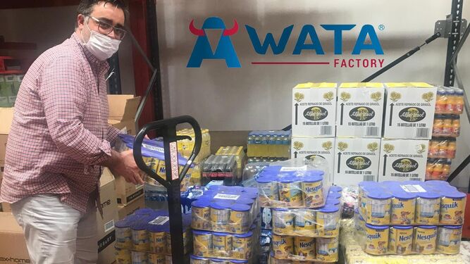Representante de Wata Factory con los alimentos donados.