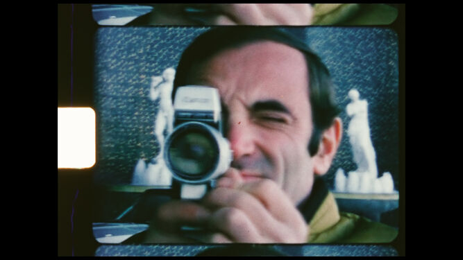 Charles Aznavour se filma frente al espejo en 'Le regard de Charles'.