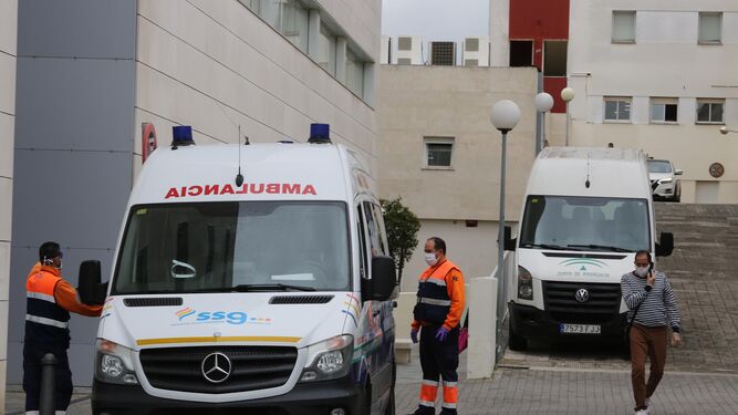 Una ambulancia en el hospital de Jerez, días atrás.