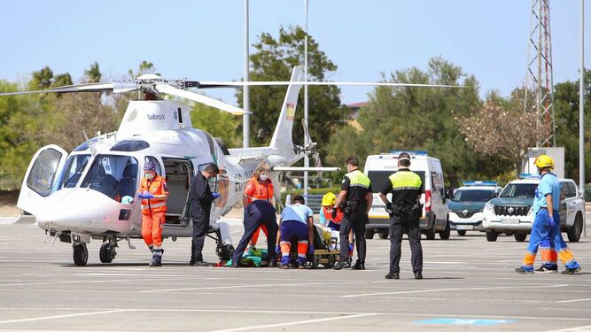 Los sanitarios se disponen a introducir al hombre en el helicóptero del 061 para su traslado a Sevilla.