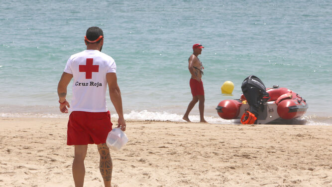 Personal de Cruz Roja en una imagen de archivo en  la playa de La Barrosa.