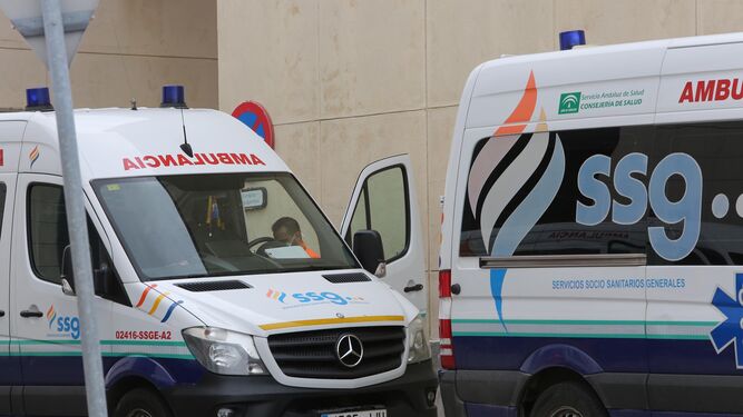 Dos ambulancias en el hospital de Jerez, este lunes.