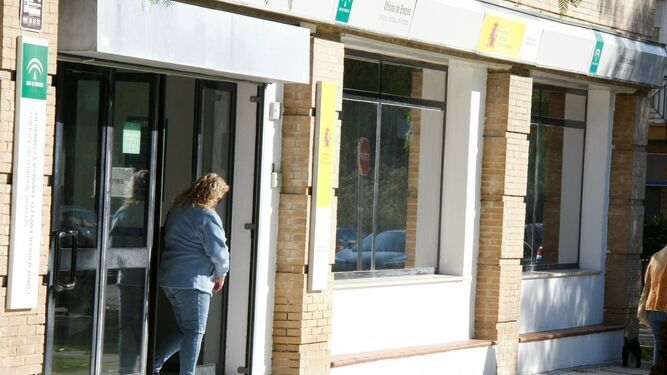 Una mujer sale de la oficina de empleo de El Puerto, en una imagen retrospectiva.
