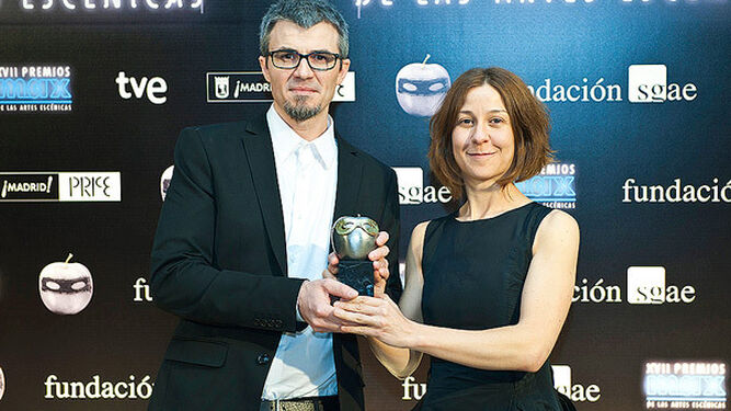 Joaquín Casanova y Elisa Ramos, de La Maquiné, con un Premio Max.