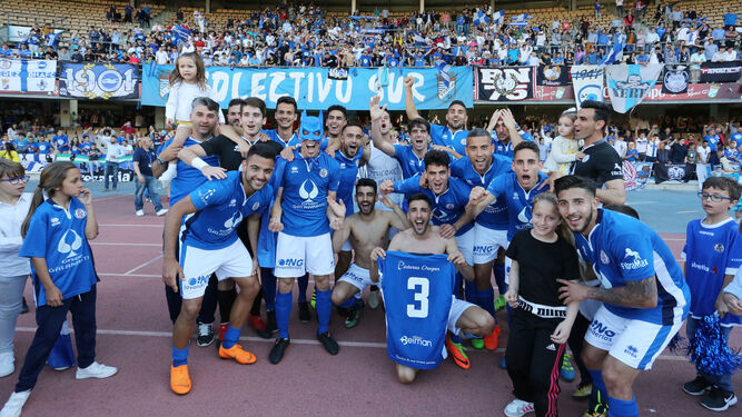Los jugadores del Xerez DFC celebran el ascenso junto a la afición.