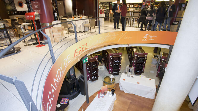 Exhibición de Brandy de Jerez en la semana dedicada al espirituoso jerezano en una tienda especializada de Madrid.