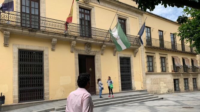 Bandera de Andalucía a media asta en el Ayuntamiento.