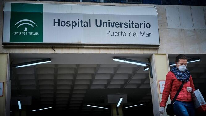 Entrada principal del Hospital Puerta del Mar de Cádiz.