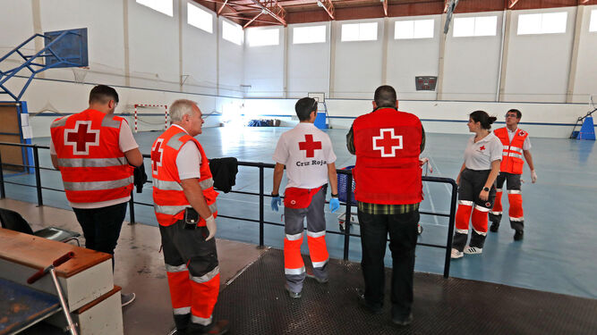 Miembros de Cruz  Roja  habilitan el pabellón deportivo Kiko Narváez ante la inminente llegada de nuevos inmigrantes, en 2018.