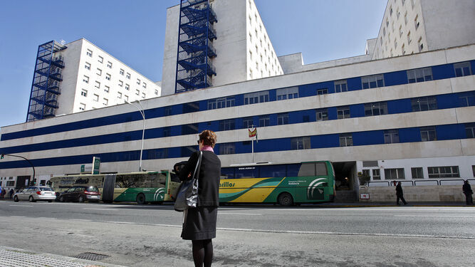 Imagen de la fachada principal del Hospital Puerta del Mar, en la capital gaditana.