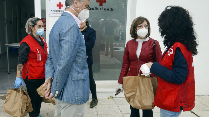 La delegada conversa con responsables de Cruz Roja durante la visita a su sede en Jerez.