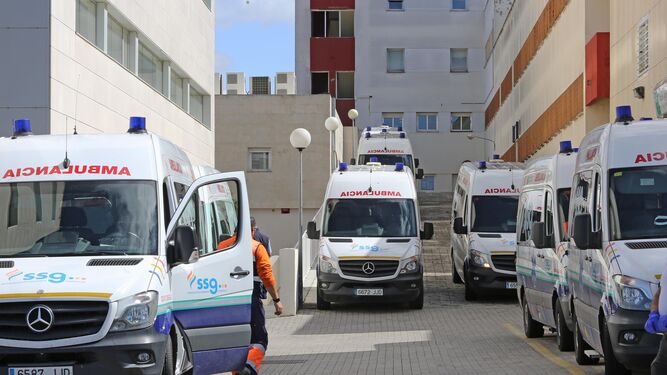 Ambulancias, este miércoles, en el hospital de Jerez.