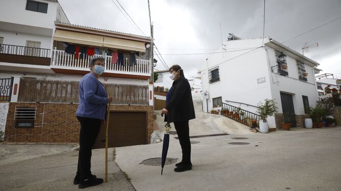Dos mujeres frente a frente en la localidad cordobesa de Ventorros de Balerma.