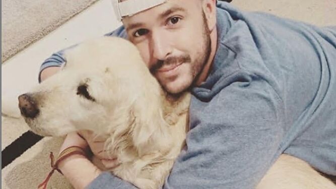 Aless Lequio, con su perro, en una foto de sus redes.