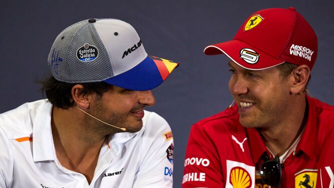Carlos Sainz charla durante una rueda de prensa con Sebastian Vettel.