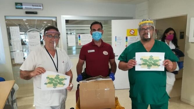 Momento de la entrega en el Hospital de Jerez.