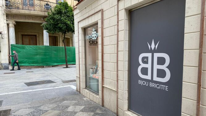 La tienda de Bijou Brigitte, en la calle Larga, esquina con Algarve, esta mañana,