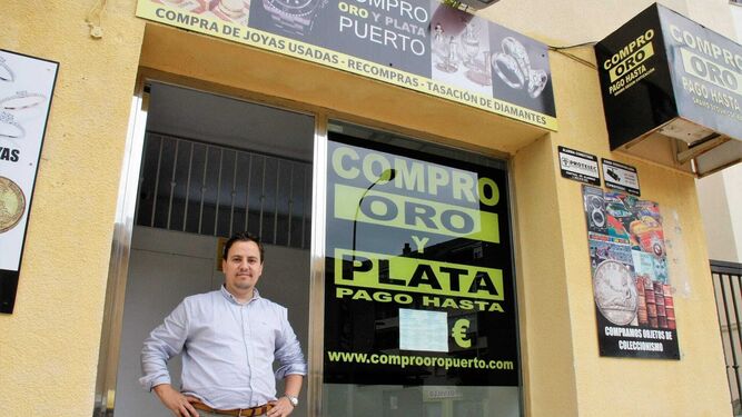Enrique Moraza, a las puertas de su negocio de compra de oro en El Puerto de Santa María.