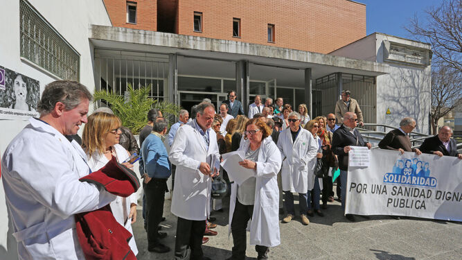 Sanitarios concentrados ante el centro de salud de San Benito en el año 2015.