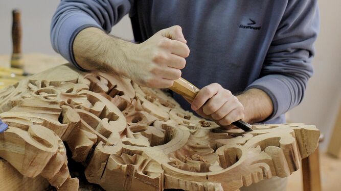 Las manos de un tallista (Manuel Oliva) trabajando con la madera, en una imagen de archivo.