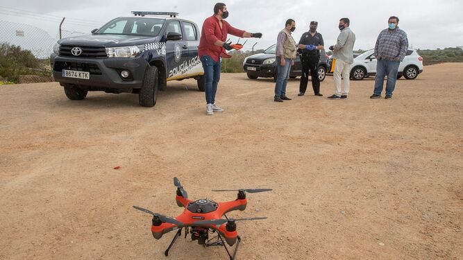 Probando los drones de la Policía Local en la playa de Camposoto.