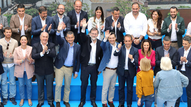 Saldaña, en un acto de partido en 2018 con Rajoy y Moreno, entre otros cargos.