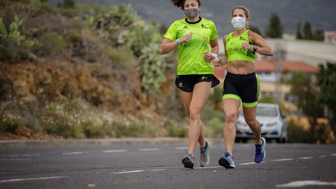 Sonia Ramos, maratoniana invidente, se entrena con su compañera.