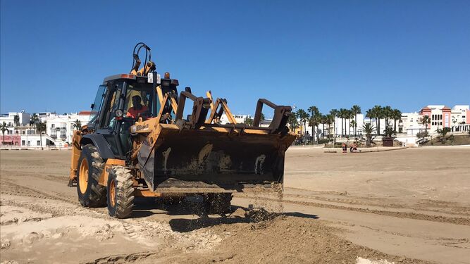 Trabajos municipales de acondicionamiento de las playas de Rota con vistas a su apertura cuando la desescalada lo permita.