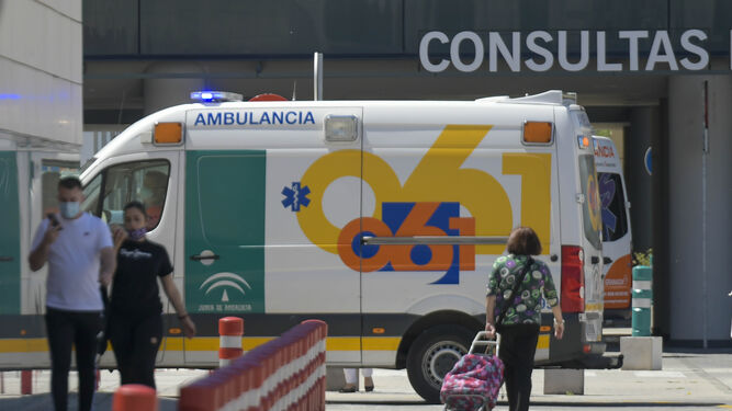 Una ambulancia llega a un hospital de Granada.