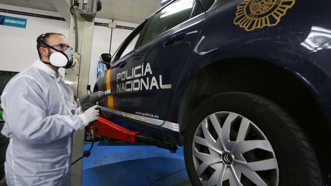 Desinfección de un patrulla de la Policía Nacional en los talleres de Félix Moreno.