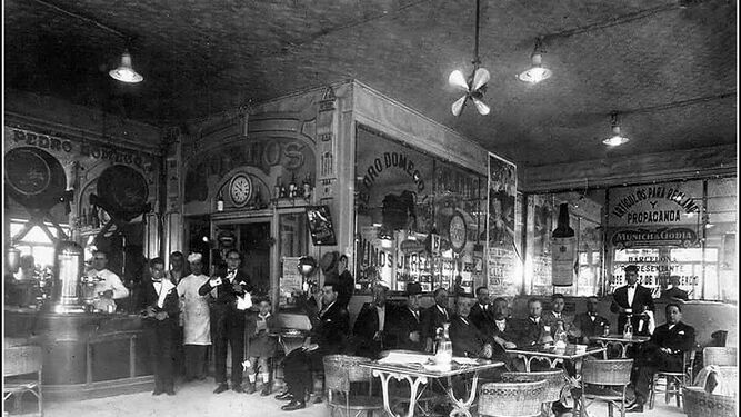 Interior del Café Fornos, en la calle Larga número 53, a comienzos del siglo XX. El Fornos ocupó el local que antes era del Café Los Cisnes, del siglo XIX.