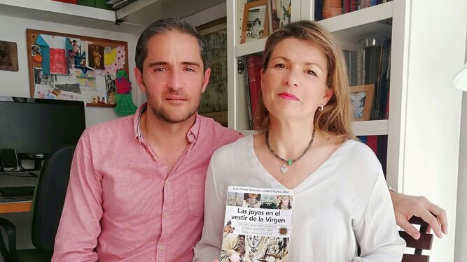 Luis Prieto e Isabel Núñez posan con su nuevo libro sobre las 'Joyas en el vestir de la Virgen'.