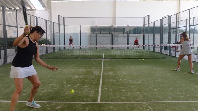 Mujeres jugando hoy lunes un partido de dobles en el Club Raqueta de Valladolid en una pista cubierta.