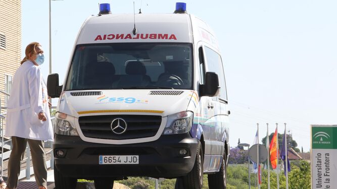 Una ambulancia, en el hospital de Jerez.