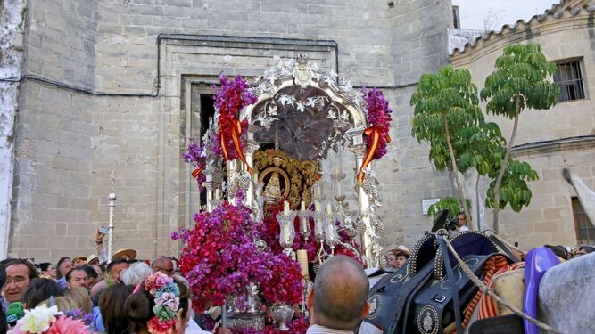 Salida de la carreta del Simpecado de la Hermandad del Rocío de Jerez desde la iglesia de Santo Domingo.