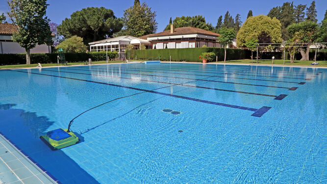 La piscina de las instalaciones.
