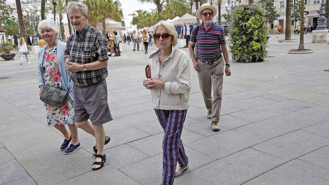 Turistas en la plaza de San Juan de Dios de Cádiz.