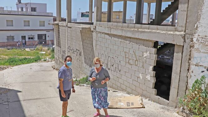 Vecinos de la calle Fernán Caballero, junto al inmueble abandonado.